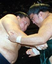 Perfect Takanohana rolls No. 11 at summer sumo